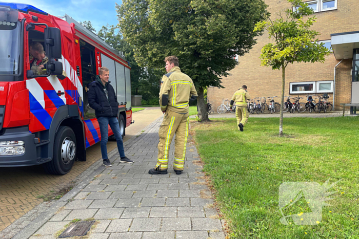 Brandweer verricht metingen in flatgebouw