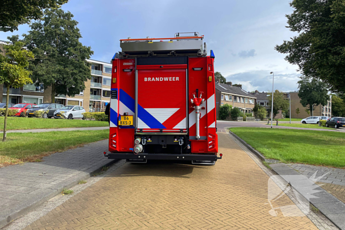 Brandweer verricht metingen in flatgebouw