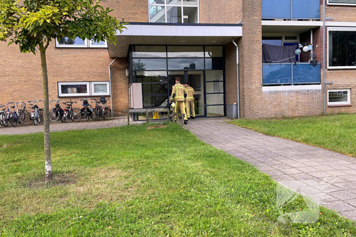 Brandweer verricht metingen in flatgebouw