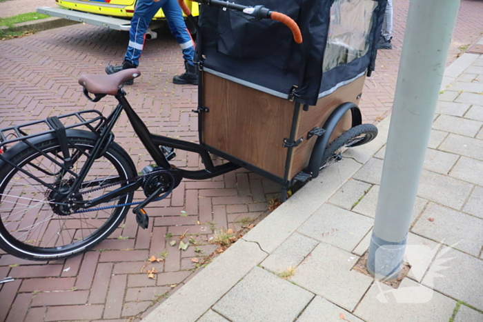 Moeder en kind op bakfiets in botsing met personenauto