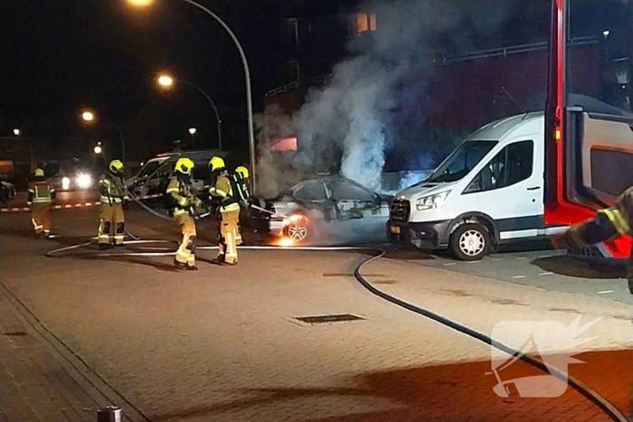 Politiehelikopter ingezet boven uitslaande autobrand