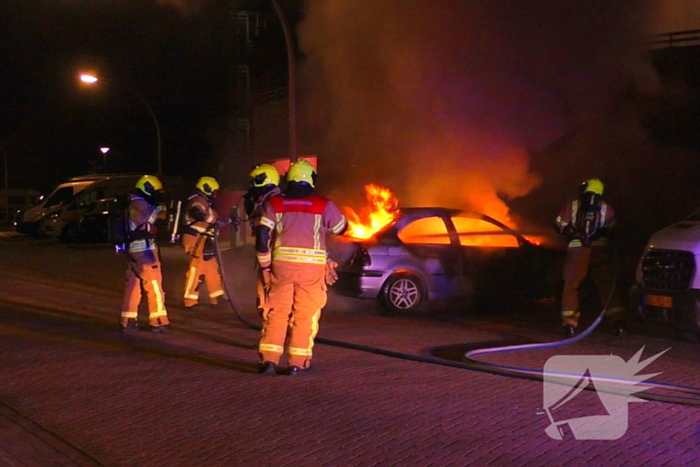 Politiehelikopter ingezet boven uitslaande autobrand