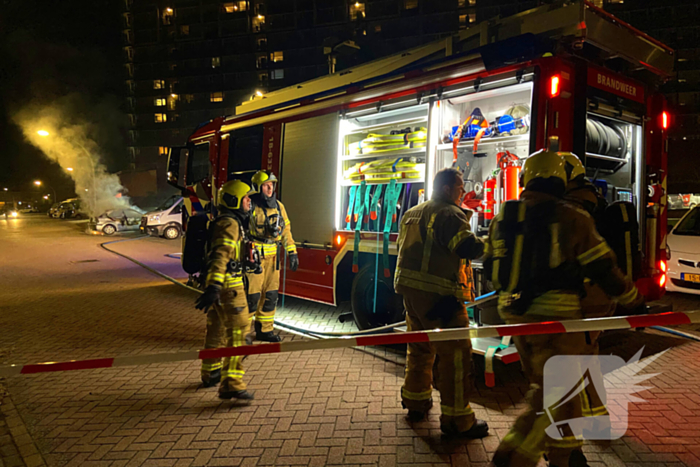 Politiehelikopter ingezet boven uitslaande autobrand