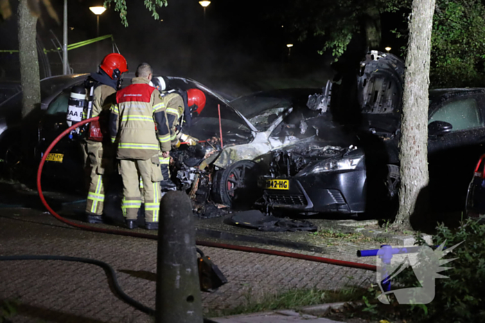 Geparkeerde auto's brandden volledig uit