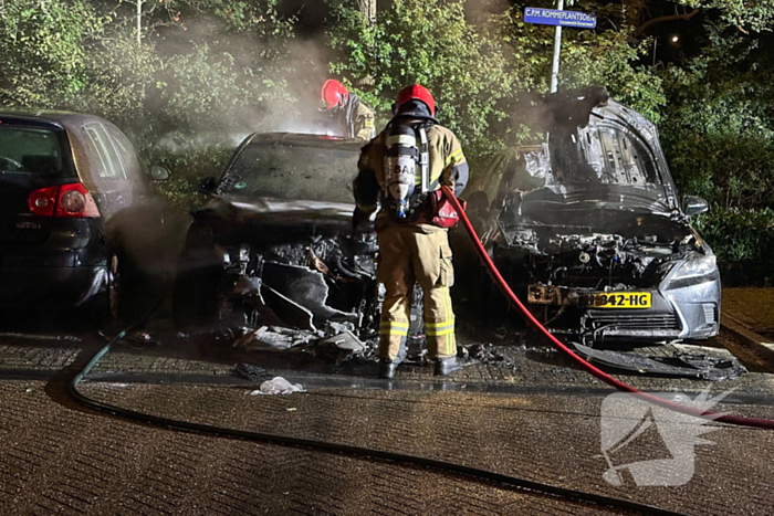 Geparkeerde auto's brandden volledig uit