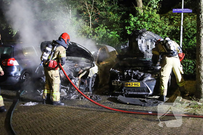 Geparkeerde auto's brandden volledig uit