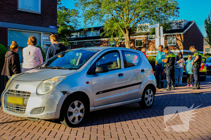 Oudere man met fiets aangereden door personenautoo