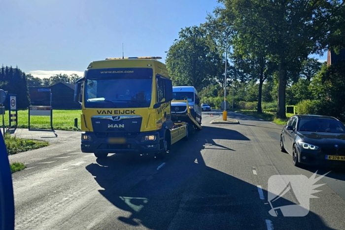 Taxibus klapt achterop personenauto