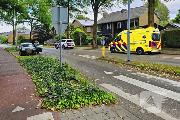 Fietser aangereden door automobilist op rotonde