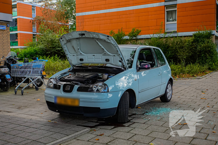 Politie slaat ruit in om kind te redden uit rokende auto