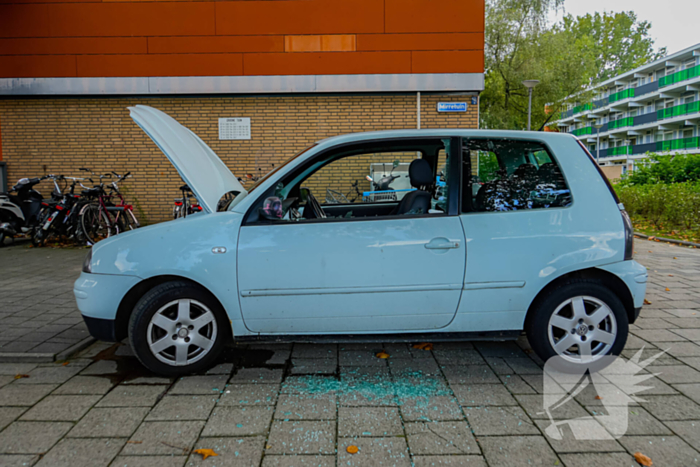 Politie slaat ruit in om kind te redden uit rokende auto