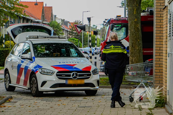 Politie slaat ruit in om kind te redden uit rokende auto