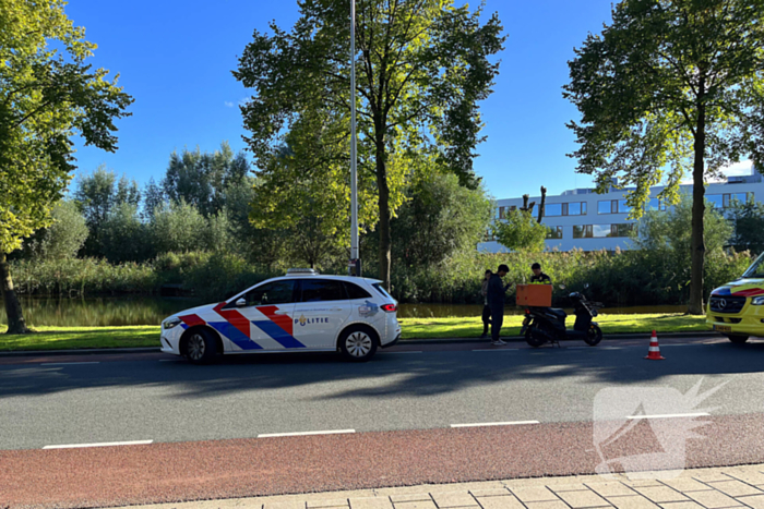 Bezorgscooter en fietser in botsing met elkaar