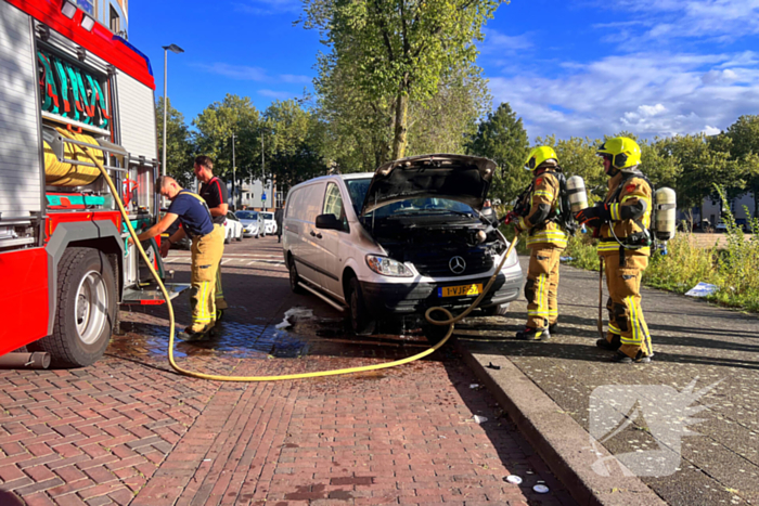 Veel rookontwikkeling bij brand in auto