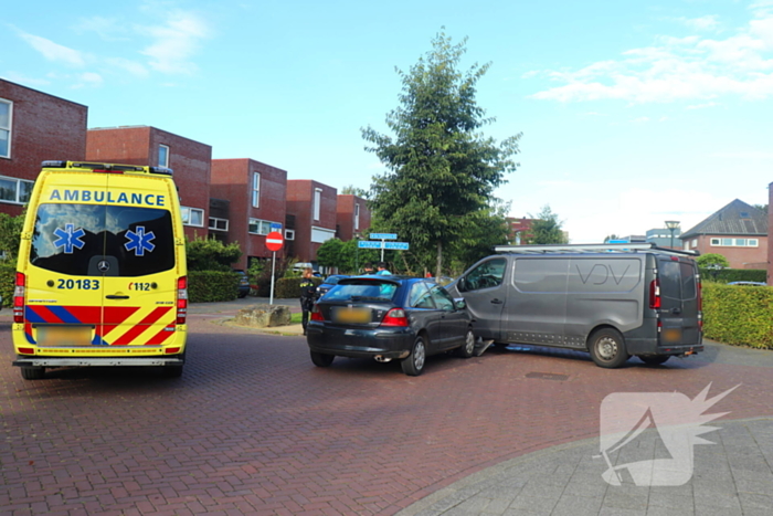 Bestelbus en personenauto botsen op elkaar