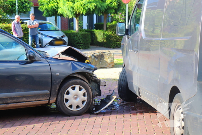 Bestelbus en personenauto botsen op elkaar