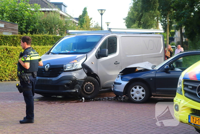 Bestelbus en personenauto botsen op elkaar