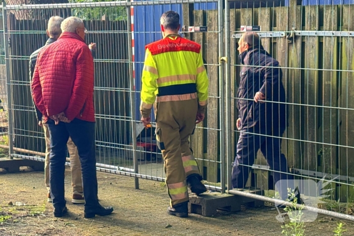 Brandweer bevrijdt fietser die achter gesloten hek stond