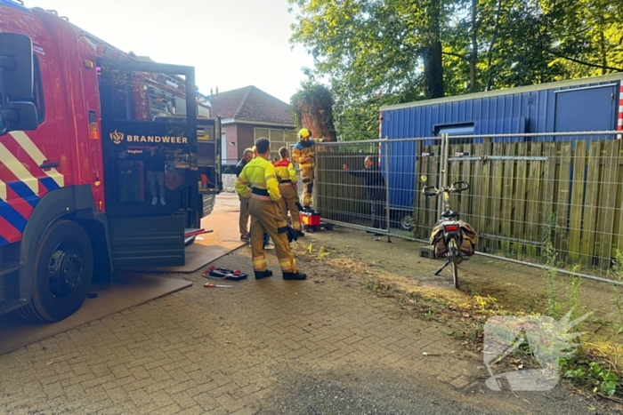 Brandweer bevrijdt fietser die achter gesloten hek stond