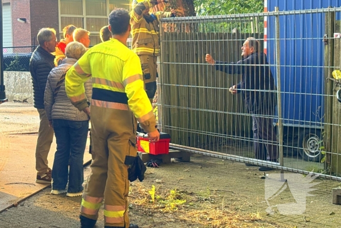 Brandweer bevrijdt fietser die achter gesloten hek stond