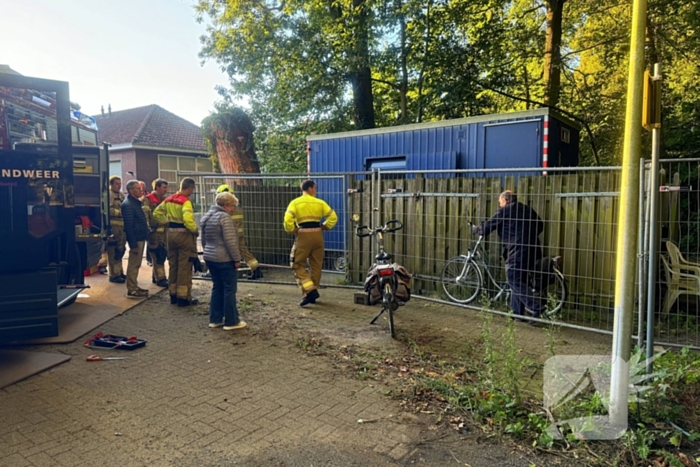 Brandweer bevrijdt fietser die achter gesloten hek stond