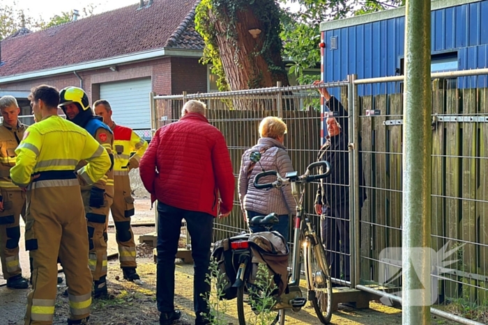 Brandweer bevrijdt fietser die achter gesloten hek stond