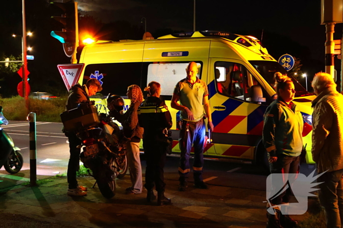 Motorrijder en fietser in botsing bij verkeerslicht