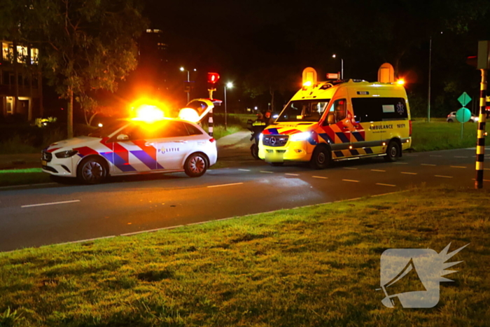 Motorrijder en fietser in botsing bij verkeerslicht