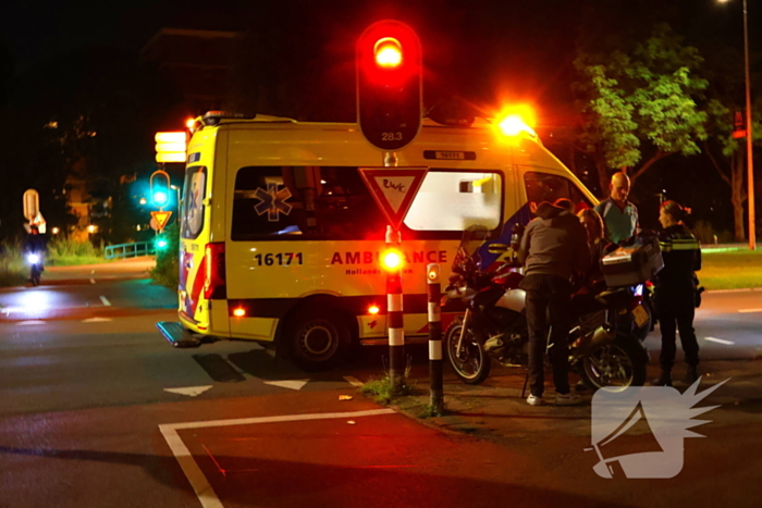 Motorrijder en fietser in botsing bij verkeerslicht