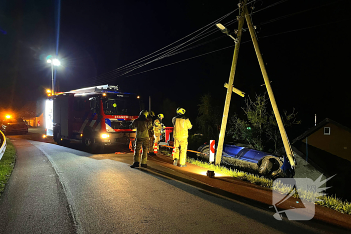 Auto komt met twee wielen van de grond na botsing