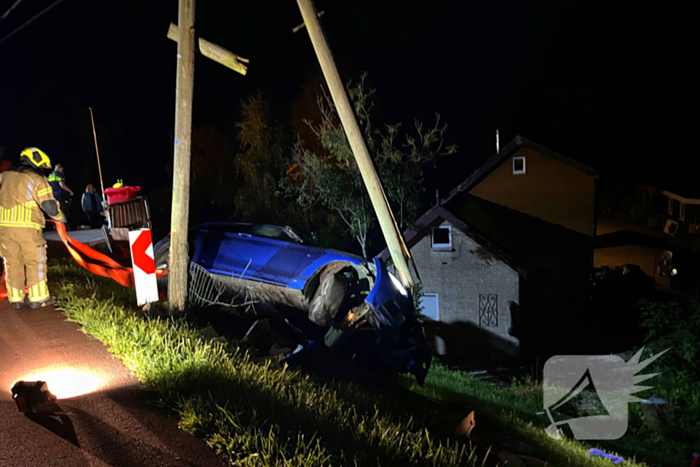 Auto komt met twee wielen van de grond na botsing