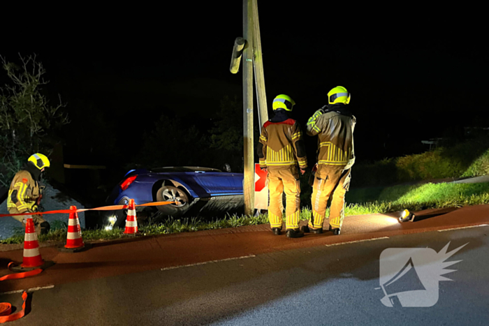 Auto komt met twee wielen van de grond na botsing