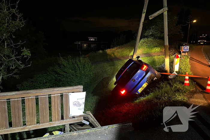 Auto komt met twee wielen van de grond na botsing