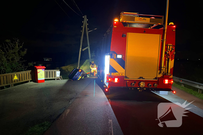 Auto komt met twee wielen van de grond na botsing