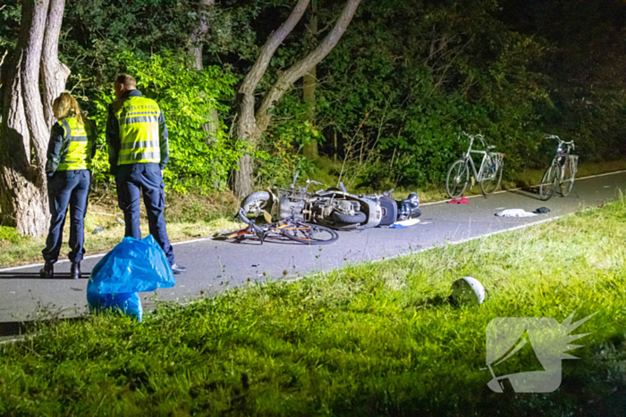 Meerdere gewonden bij botsing tussen scooter en fietsers