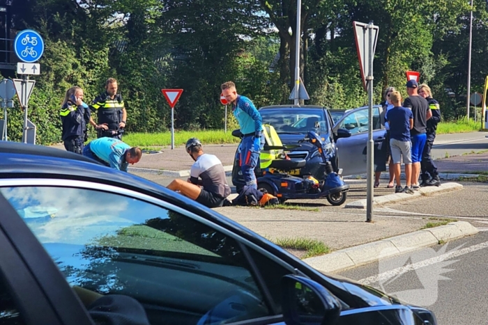 Persoon in scootmobiel gewond bij aanrijding met auto