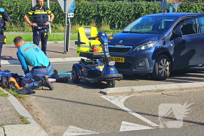 Persoon in scootmobiel gewond bij aanrijding met auto