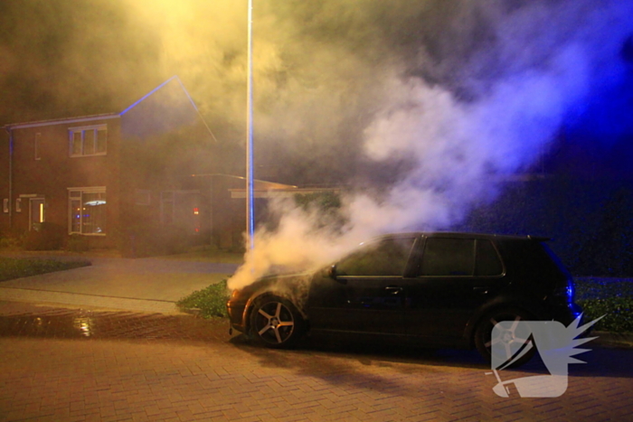 Tweetal auto's in brand gestoken