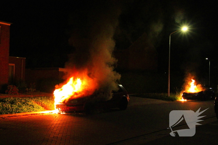 Tweetal auto's in brand gestoken