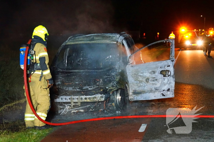 Auto brandt volledig uit