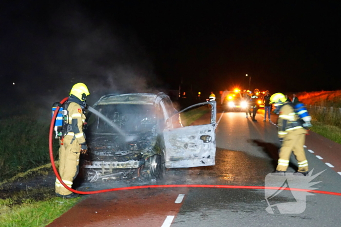 Auto brandt volledig uit