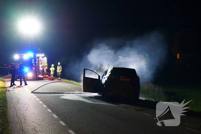 Auto brandt volledig uit