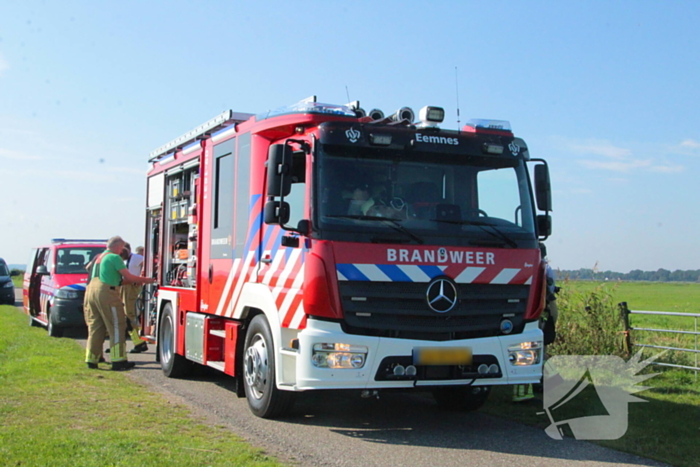 Brandweer haalt Stier uit sloot