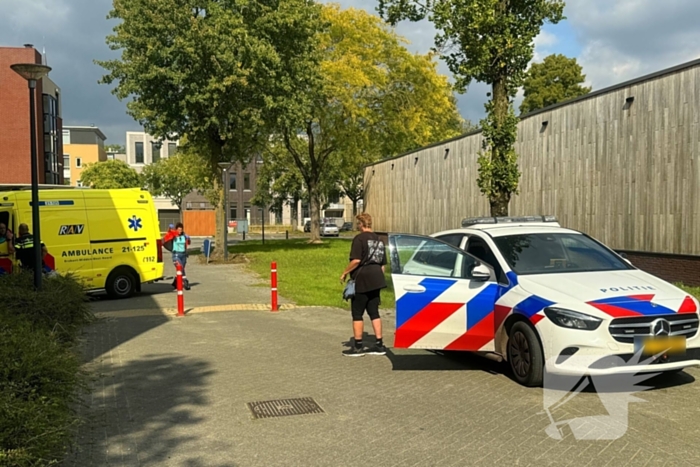 Scooterrijder gaat hard onderuit in bocht