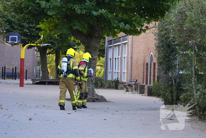 Brand bij school met emmers geblust door brandweer