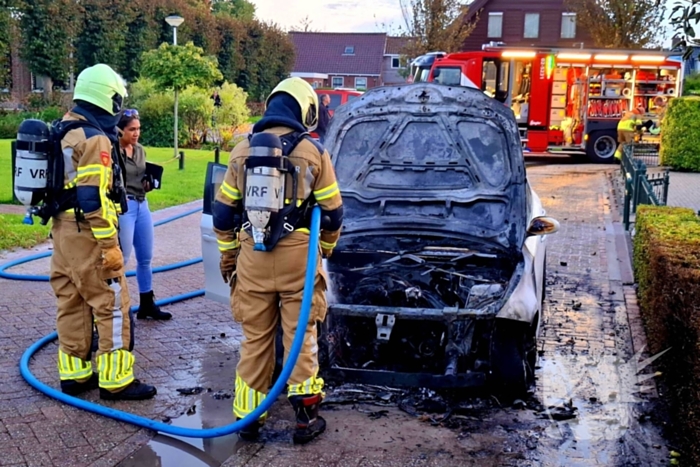 Brandweer blust brandende personenauto