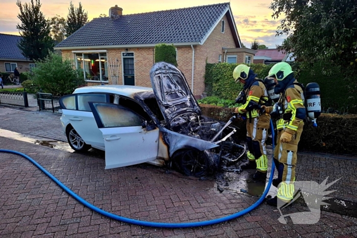 Brandweer blust brandende personenauto