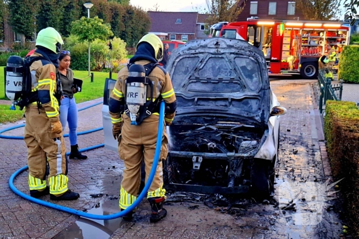 Brandweer blust brandende personenauto