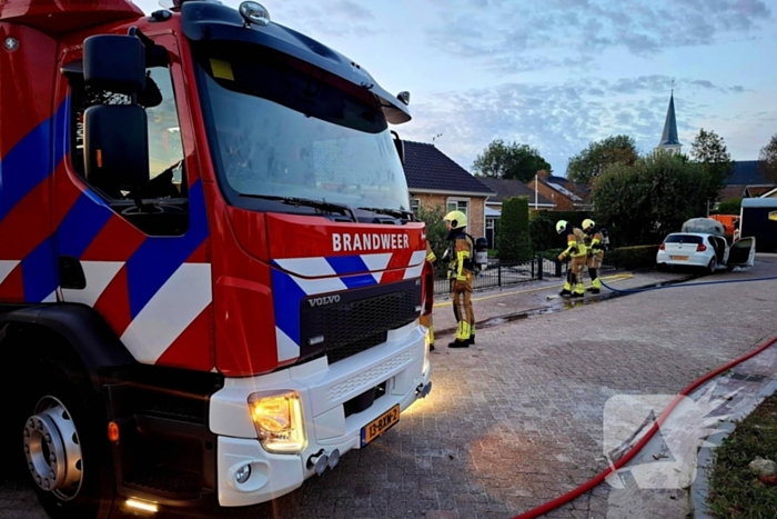 Brandweer blust brandende personenauto