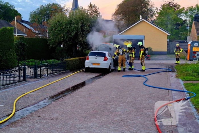 Brandweer blust brandende personenauto